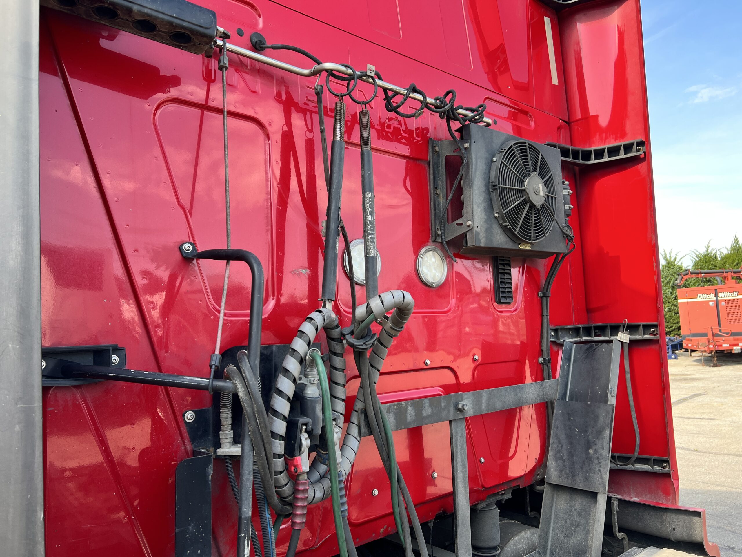 2014 International LF687 ProStar+ Sleeper - Image 19