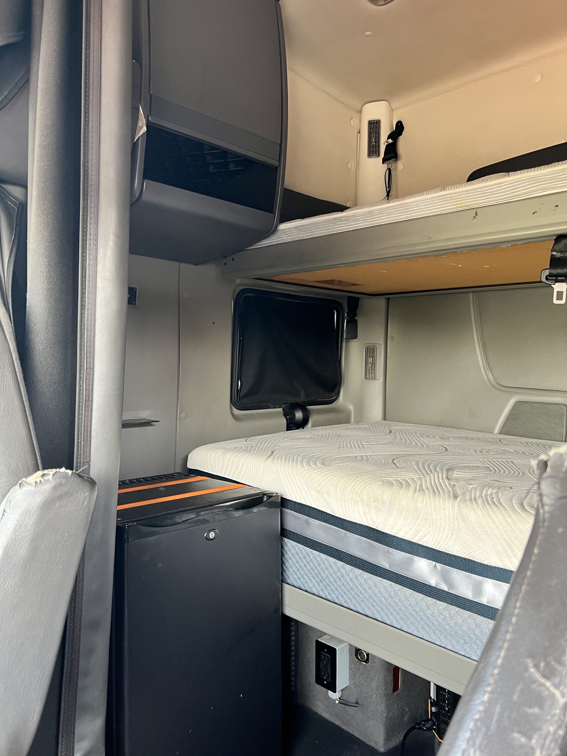 2014 International LF687 ProStar+ Sleeper - Image 9