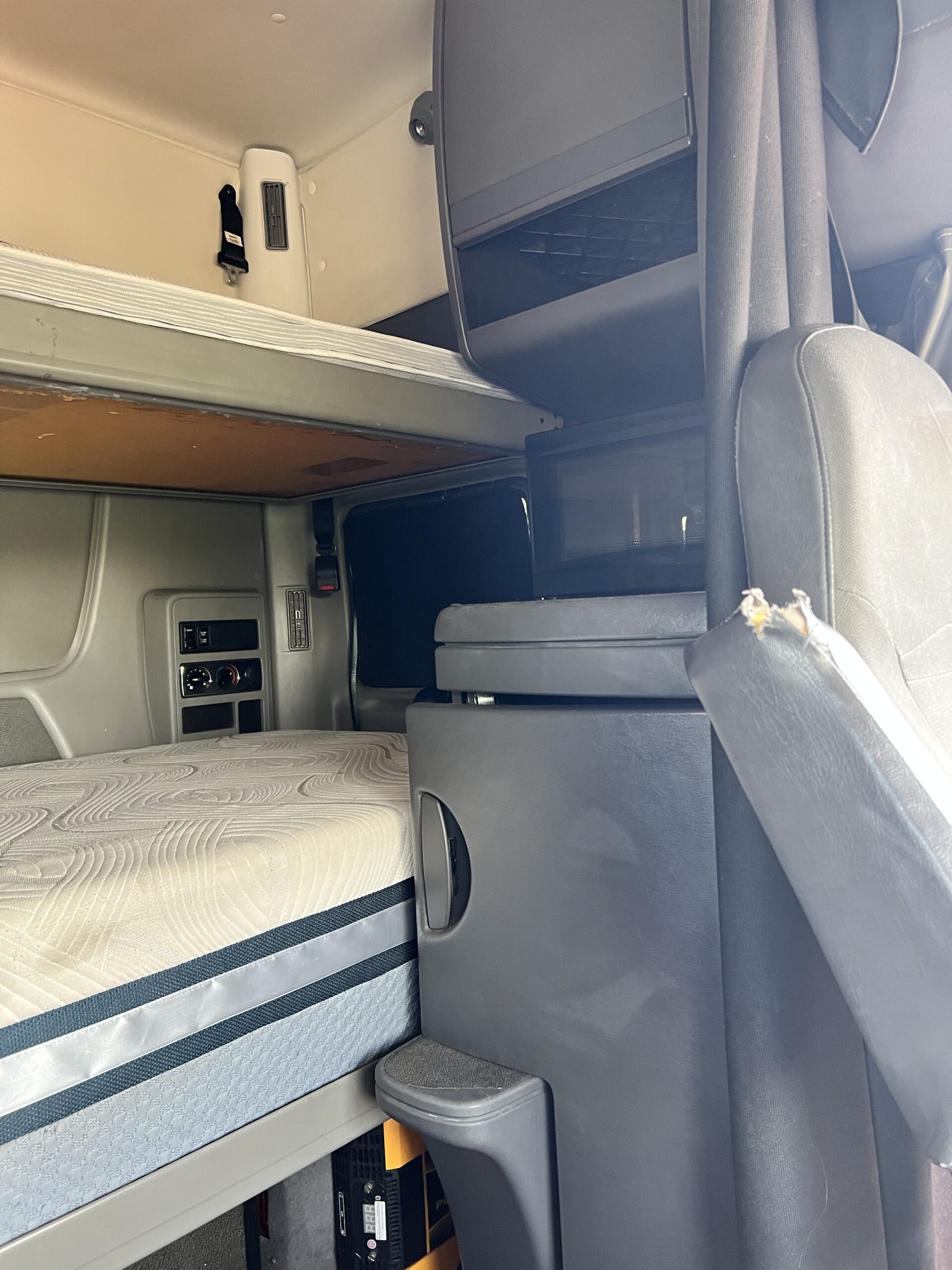 2014 International LF687 ProStar+ Sleeper - Image 8